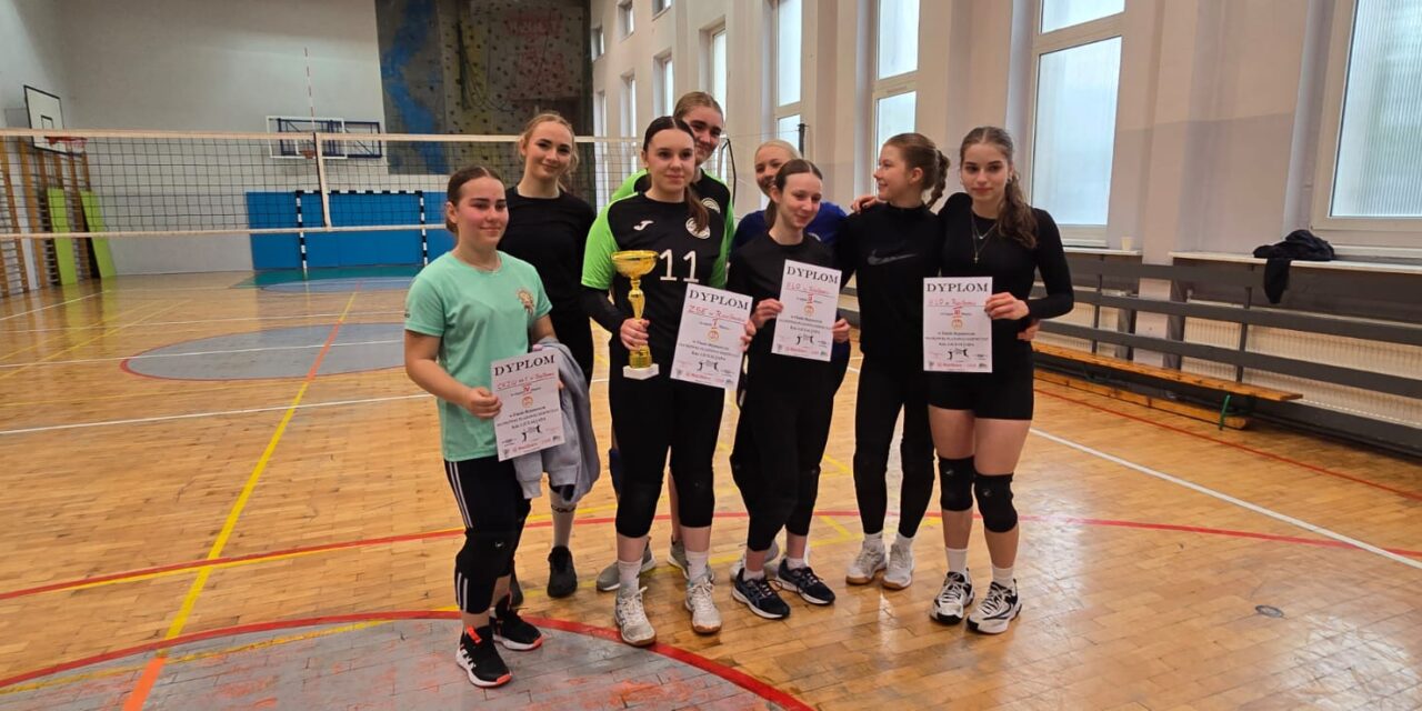 Podwójne zwycięstwo Ekonomika w plażówce dziewcząt i chłopców.